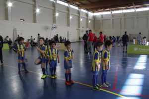 jogos de oeiras crianças a jogar futsal