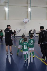 jogos de oeiras crianças a jogar futsal