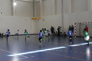 jogos de oeiras crianças a jogar futsal