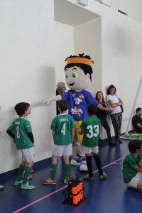 jogos de oeiras crianças a jogar futsal