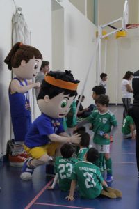 jogos de oeiras crianças a jogar futsal