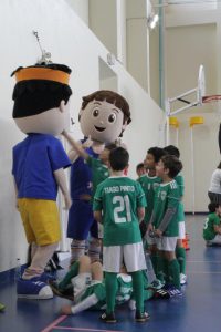 jogos de oeiras crianças a jogar futsal