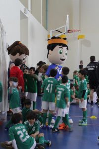 jogos de oeiras crianças a jogar futsal