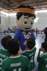 jogos de oeiras crianças a jogar futsal