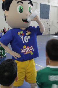 jogos de oeiras crianças a jogar futsal