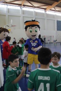 jogos de oeiras crianças a jogar futsal