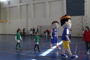 jogos de oeiras crianças a jogar futsal