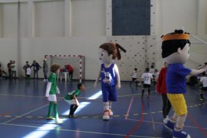 jogos de oeiras crianças a jogar futsal