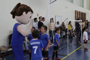 jogos de oeiras crianças a jogar futsal