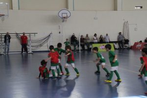 jogos de oeiras crianças a jogar futsal