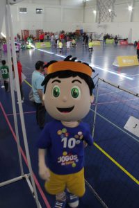 jogos de oeiras crianças a jogar futsal