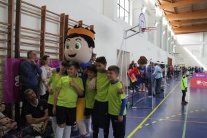 jogos de oeiras crianças a jogar futsal