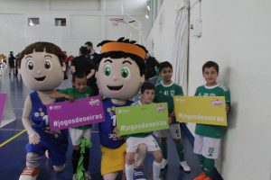 jogos de oeiras crianças a jogar futsal