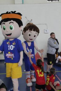 jogos de oeiras crianças a jogar futsal