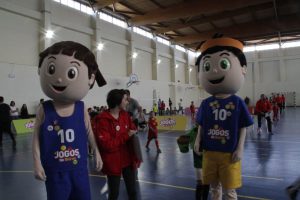 jogos de oeiras crianças a jogar futsal