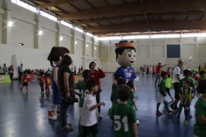 jogos de oeiras crianças a jogar futsal