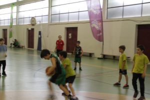 jogos de oeiras crianças a jogar basquetebol