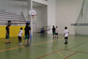 jogos de oeiras crianças a jogar basquetebol