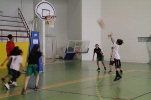 jogos de oeiras crianças a jogar basquetebol