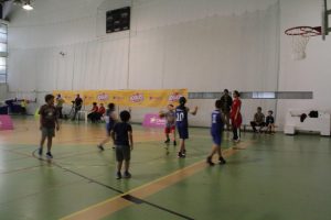 jogos de oeiras crianças a jogar basquetebol