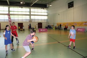 jogos de oeiras crianças a jogar basquetebol