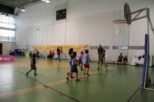 jogos de oeiras crianças a jogar basquetebol