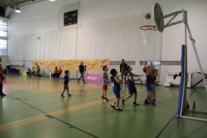 jogos de oeiras crianças a jogar basquetebol