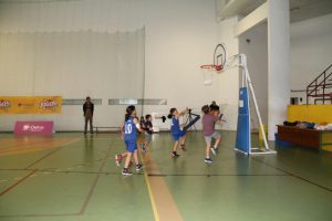 jogos de oeiras crianças a jogar basquetebol