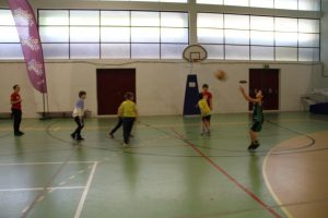 jogos de oeiras crianças a jogar basquetebol