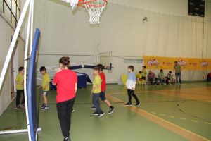 jogos de oeiras crianças a jogar basquetebol