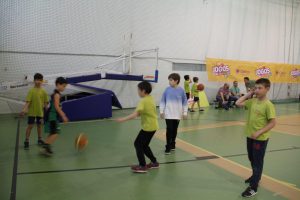 jogos de oeiras crianças a jogar basquetebol