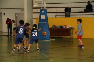 jogos de oeiras crianças a jogar basquetebol