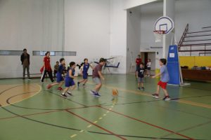 jogos de oeiras crianças a jogar basquetebol