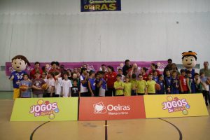 jogos de oeiras crianças a jogar basquetebol