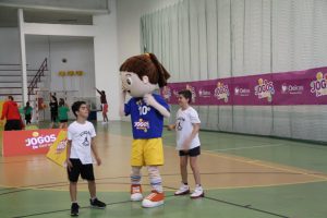 jogos de oeiras crianças a jogar basquetebol