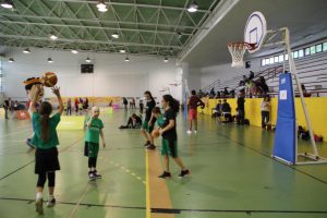 jogos de oeiras crianças a jogar basquetebol