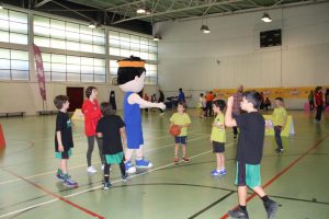 jogos de oeiras crianças a jogar basquetebol