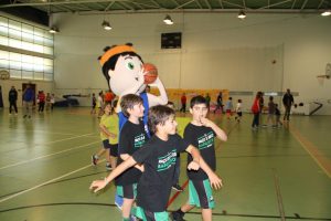 jogos de oeiras crianças a jogar basquetebol