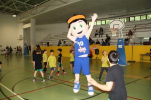 jogos de oeiras crianças a jogar basquetebol