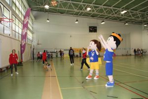 jogos de oeiras crianças a jogar basquetebol