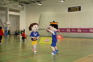 jogos de oeiras crianças a jogar basquetebol