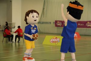 jogos de oeiras crianças a jogar basquetebol