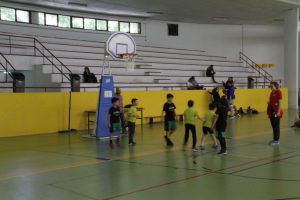 jogos de oeiras crianças a jogar basquetebol