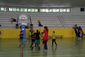 jogos de oeiras crianças a jogar basquetebol