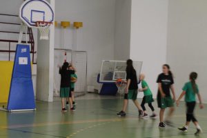 jogos de oeiras crianças a jogar basquetebol