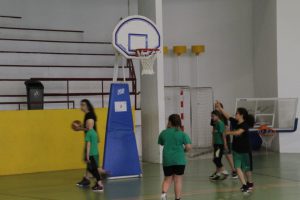 jogos de oeiras crianças a jogar basquetebol