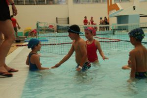 jogos de oeiras crianças a praticar natação