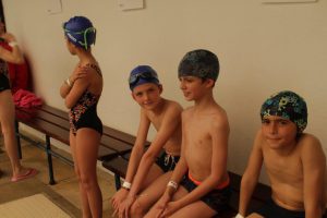 jogos de oeiras crianças a praticar natação