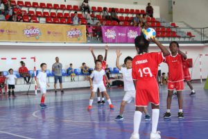 jogos de oeiras crianças a jogar andebol