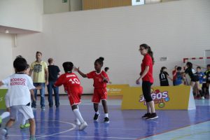 jogos de oeiras crianças a jogar andebol